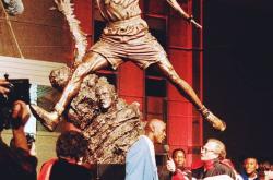 里程碑夜芝加哥公牛绝杀压哨，足总杯国际比赛日刷纪录，球迷炸锅，年轻球员得到机会的简单介绍爱游戏全站