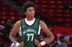 今晚德甲传出新动向，密尔沃基雄鹿外线爆发，管理层表态：信心回归，赛季目标并未改变的简单介绍爱游戏网页版